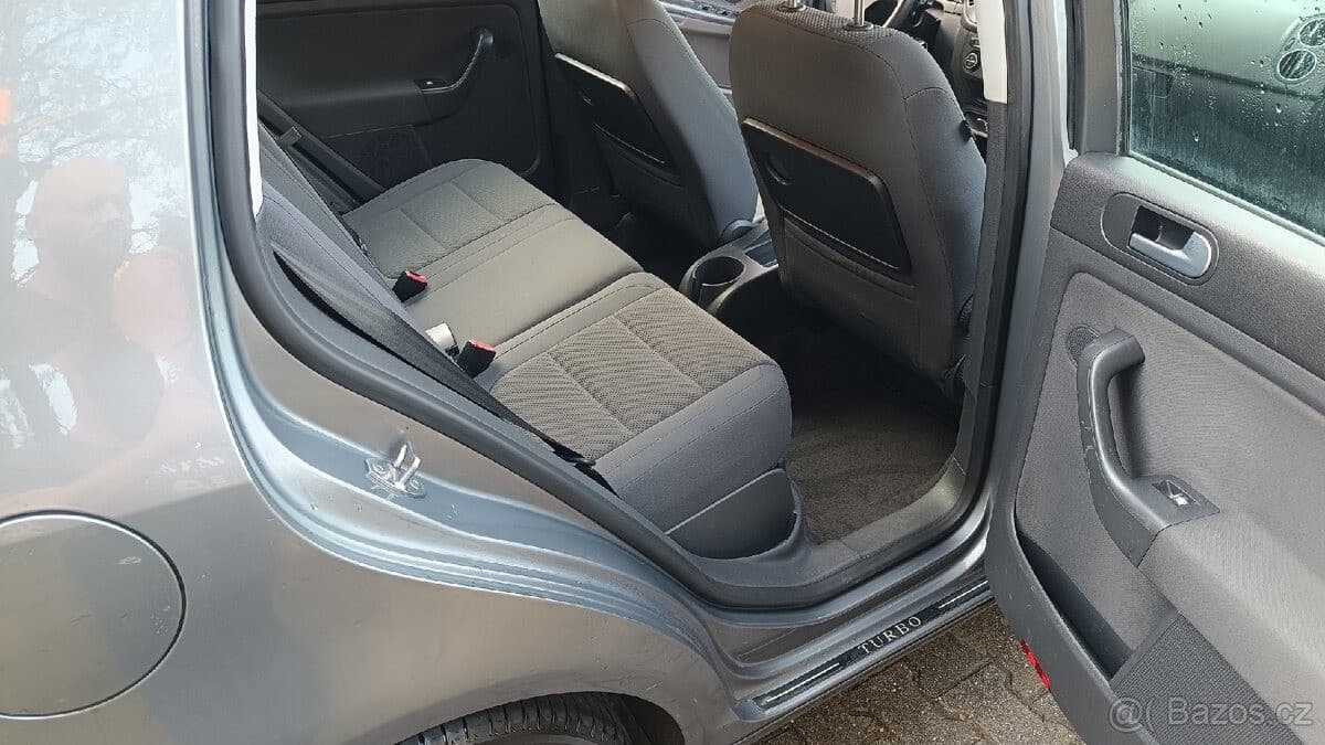 2005 Volkswagen Golf - 11