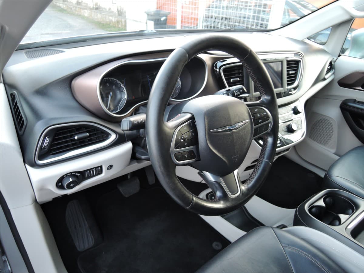 2019 Chrysler Pacifica - 9