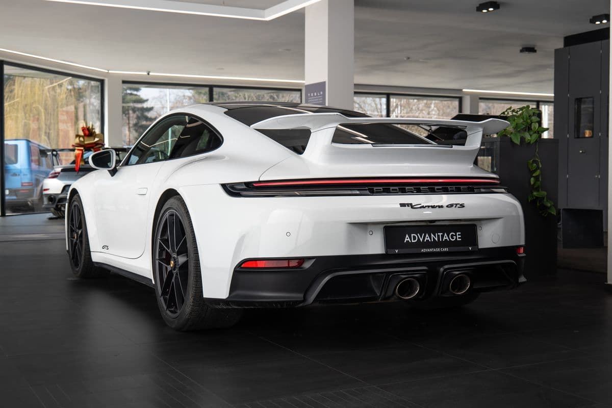 2025 Porsche 911 - 4