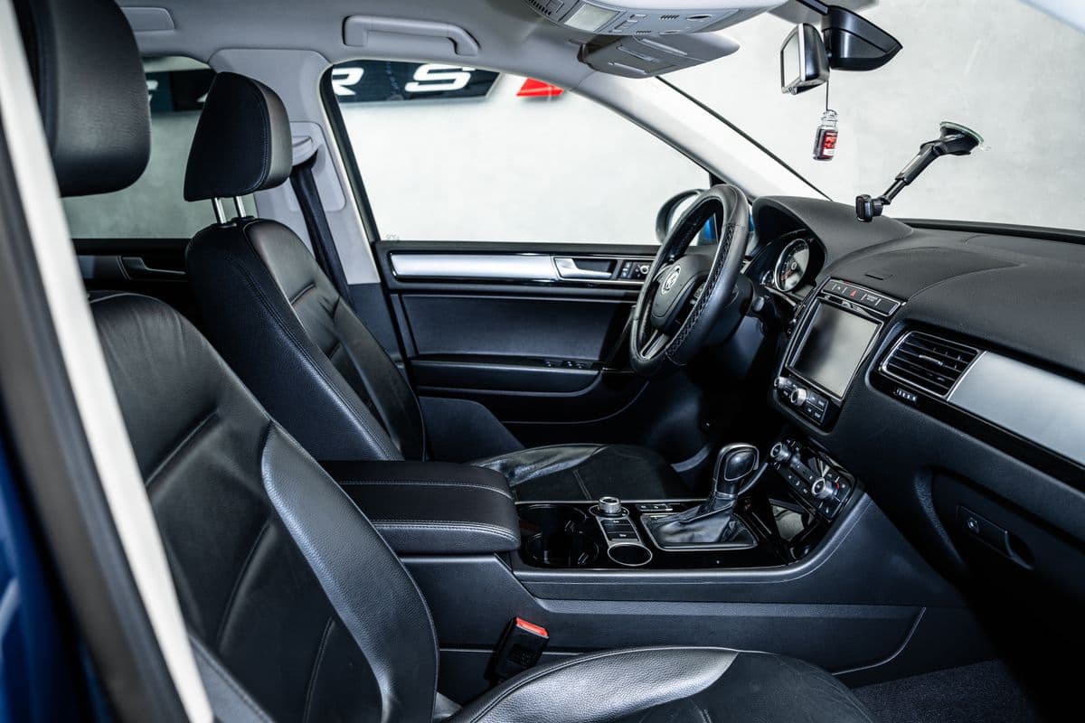 2015 Volkswagen Touareg - 11