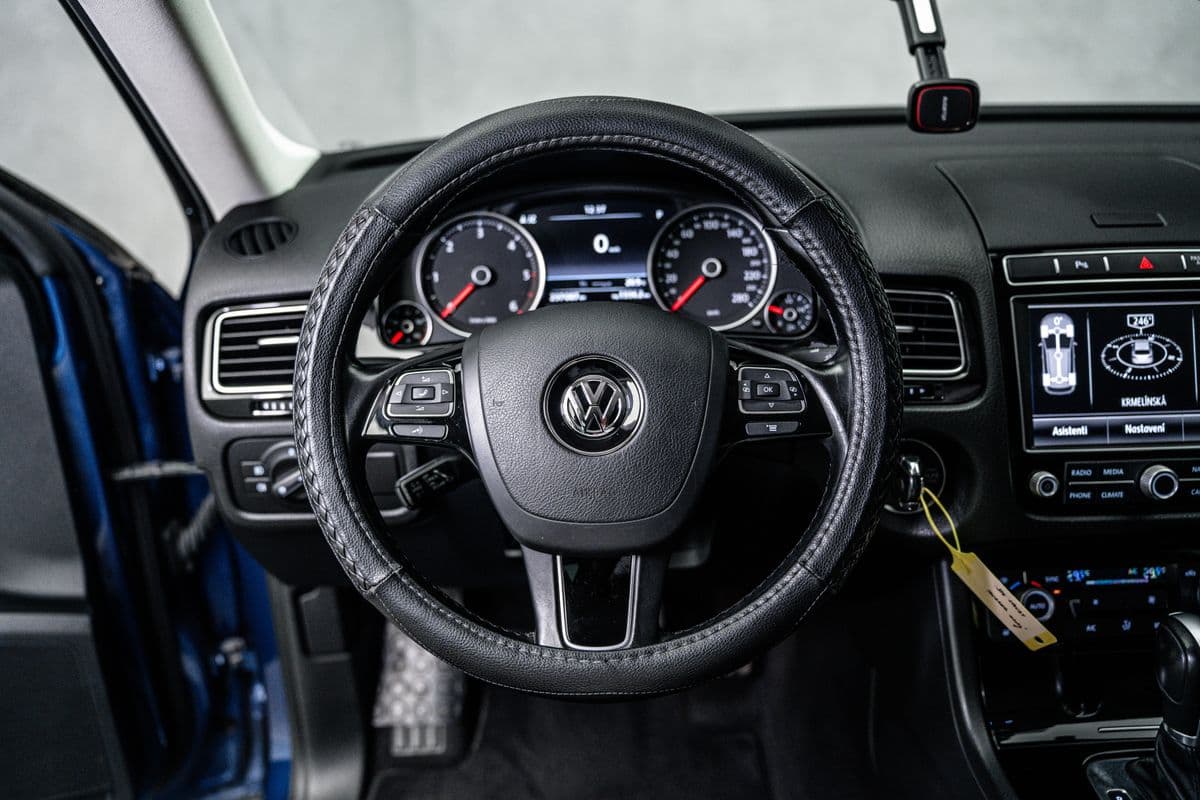 2015 Volkswagen Touareg - 14
