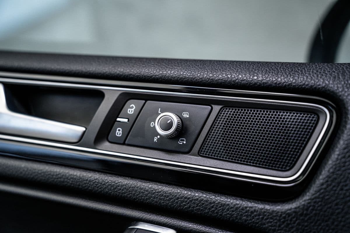 2015 Volkswagen Touareg - 17