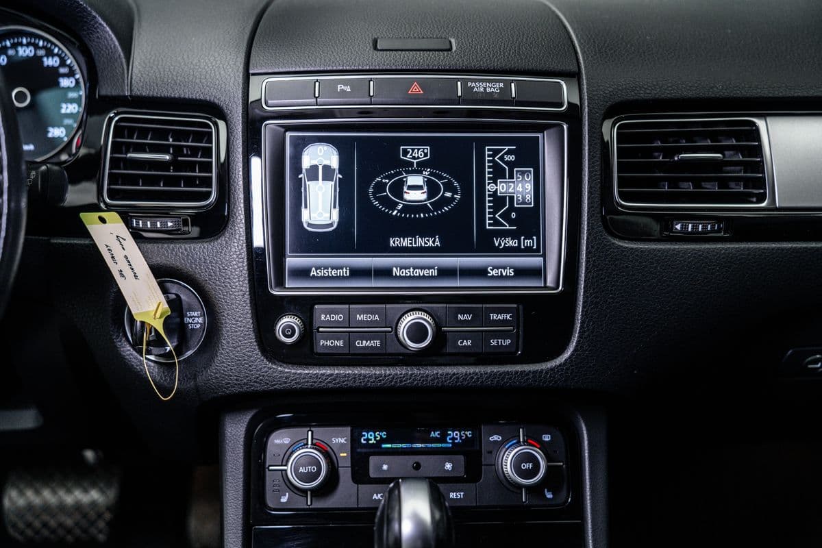 2015 Volkswagen Touareg - 19