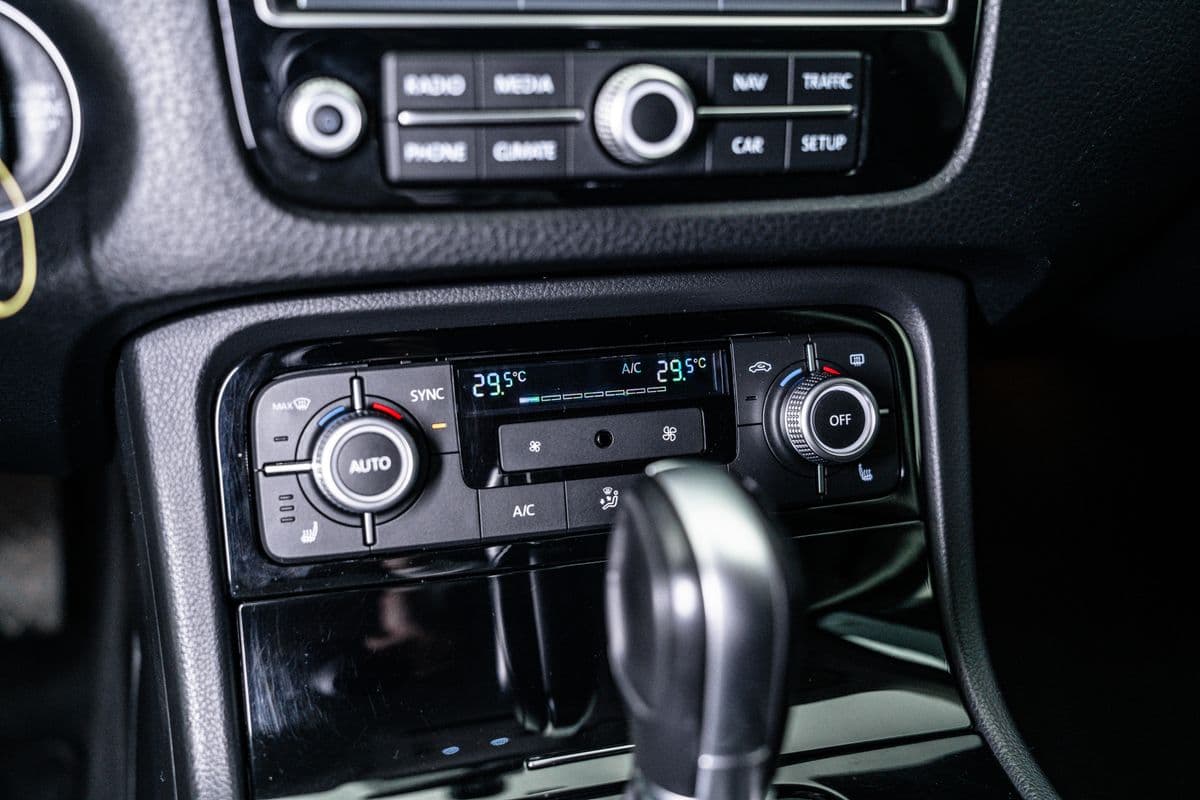 2015 Volkswagen Touareg - 20