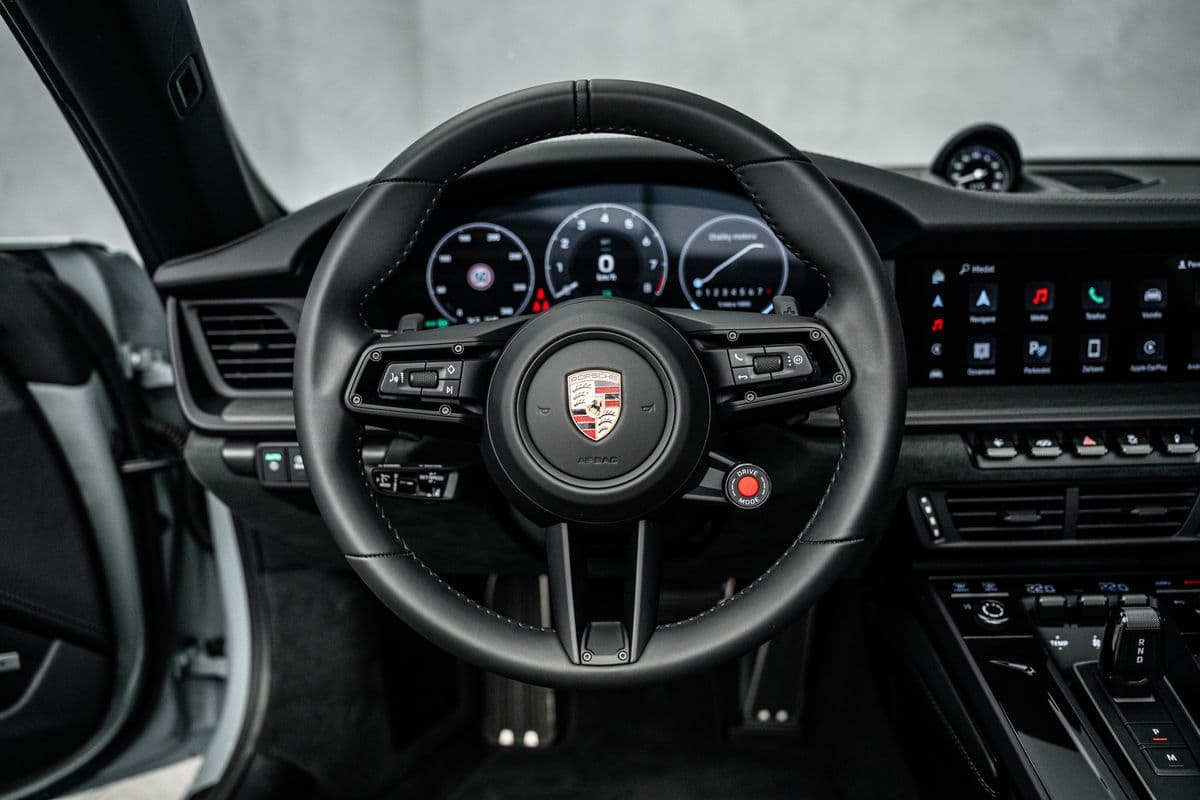 2025 Porsche 911 - 15