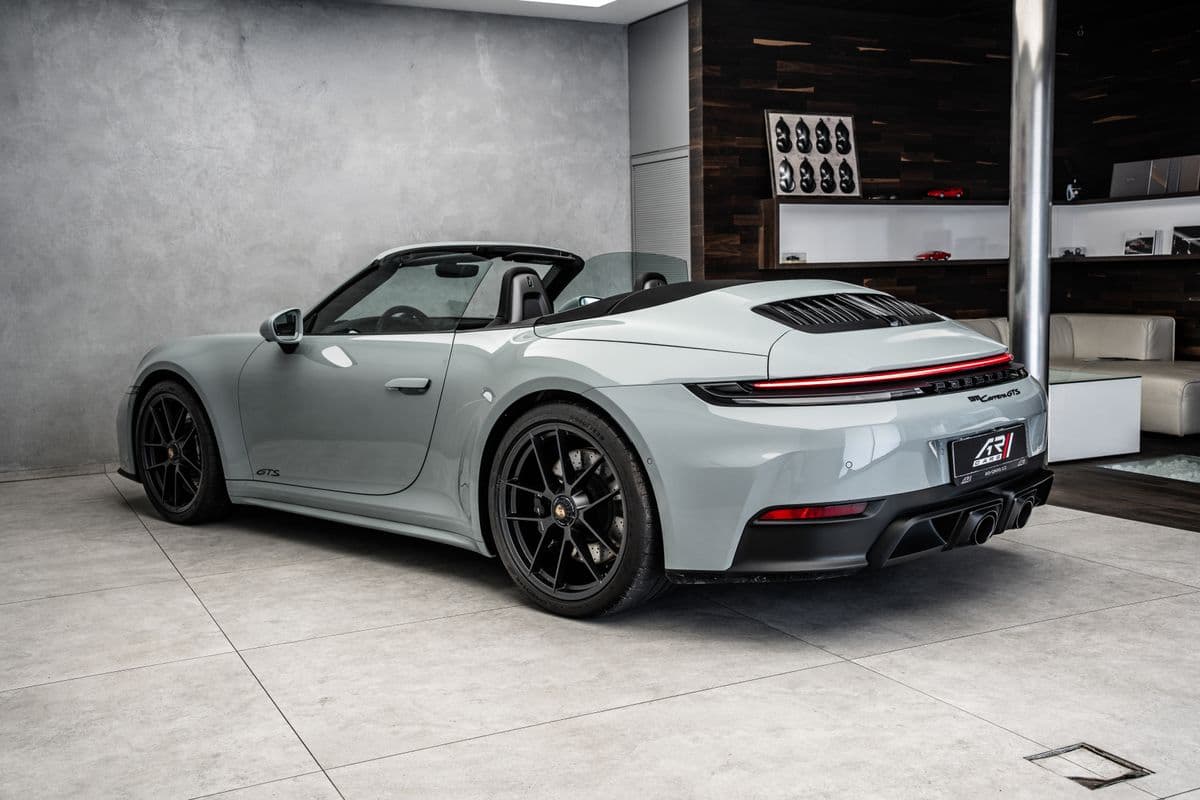 2025 Porsche 911 - 8