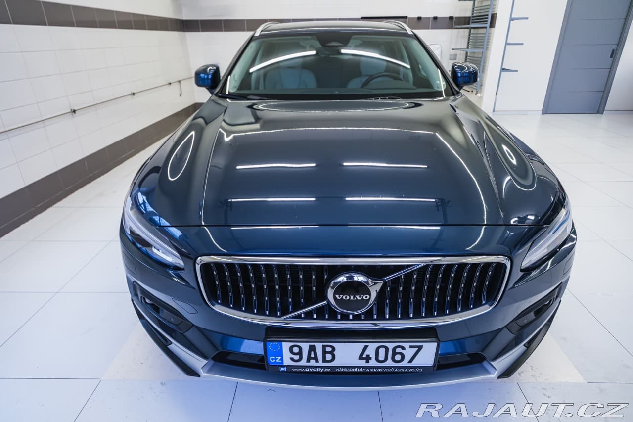 2022 Volvo V90 - 16