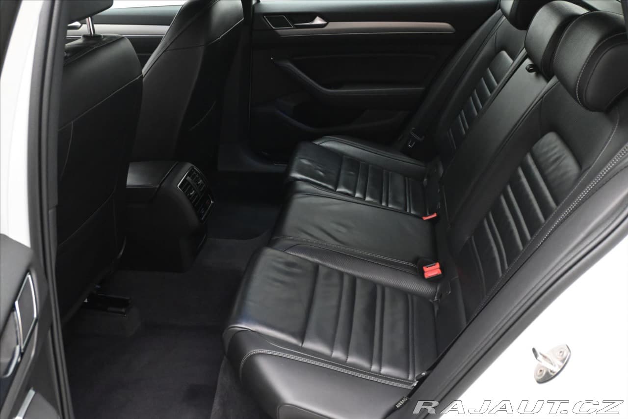 2019 Volkswagen Passat - 14