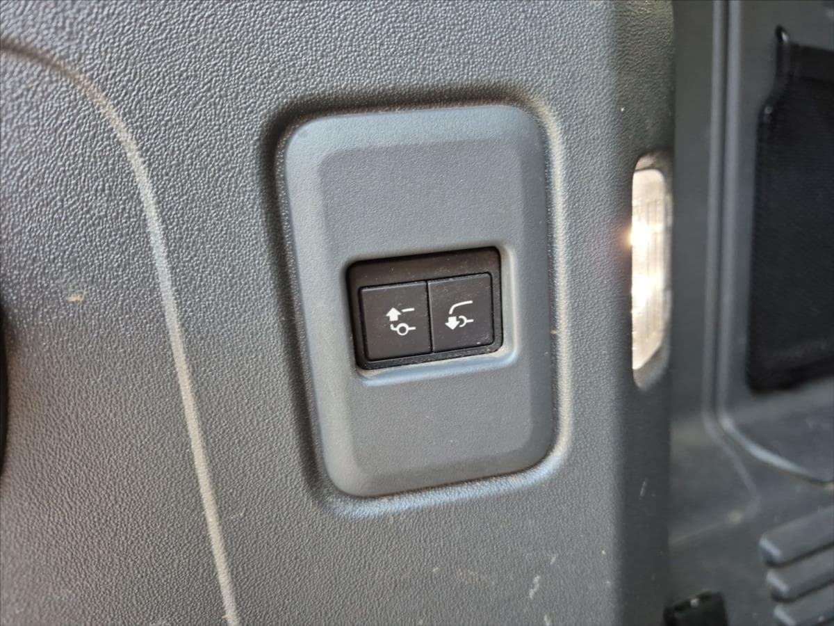 2022 Land Rover Defender - 12