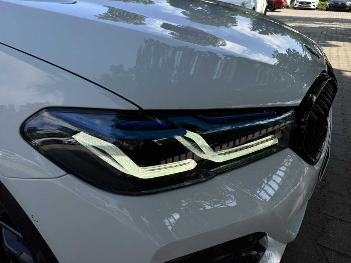 2022 BMW 5-Series - 10