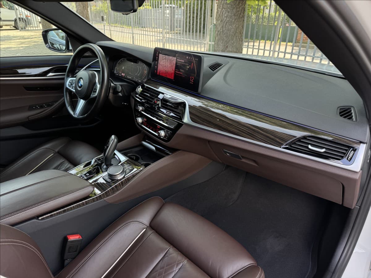 2022 BMW 5-Series - 13