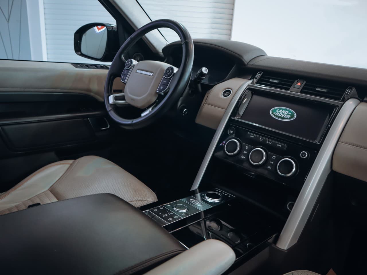 2018 Land Rover Discovery - 11