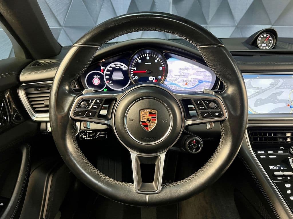 2017 Porsche Panamera - 12