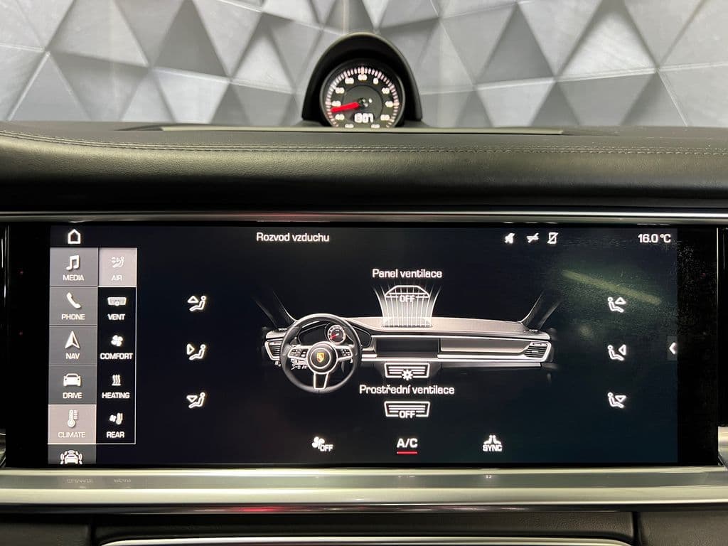 2017 Porsche Panamera - 16