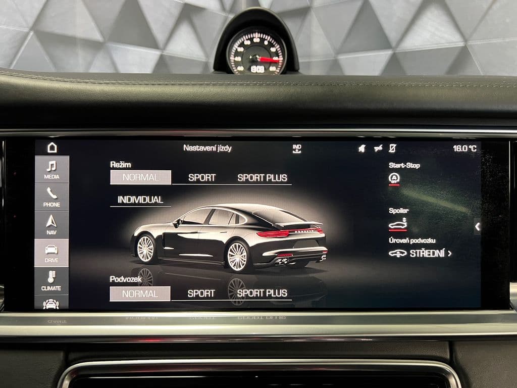 2017 Porsche Panamera - 18