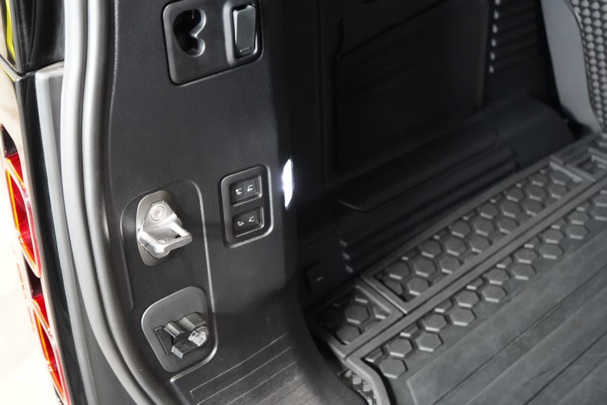 2022 Land Rover Defender - 18