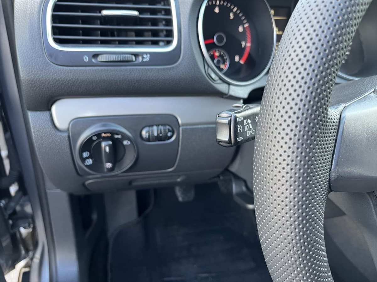 2009 Volkswagen Golf - 14