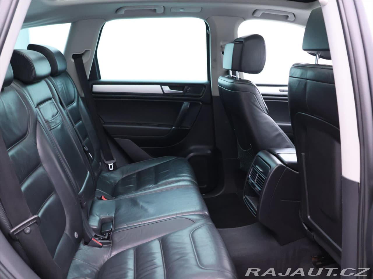 2010 Volkswagen Touareg - 15