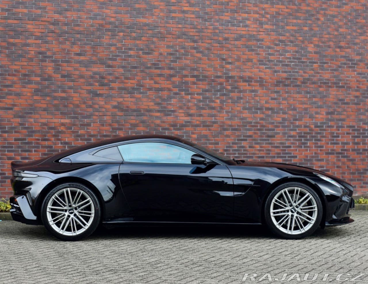 2025 Aston Martin V8 Vantage - 11