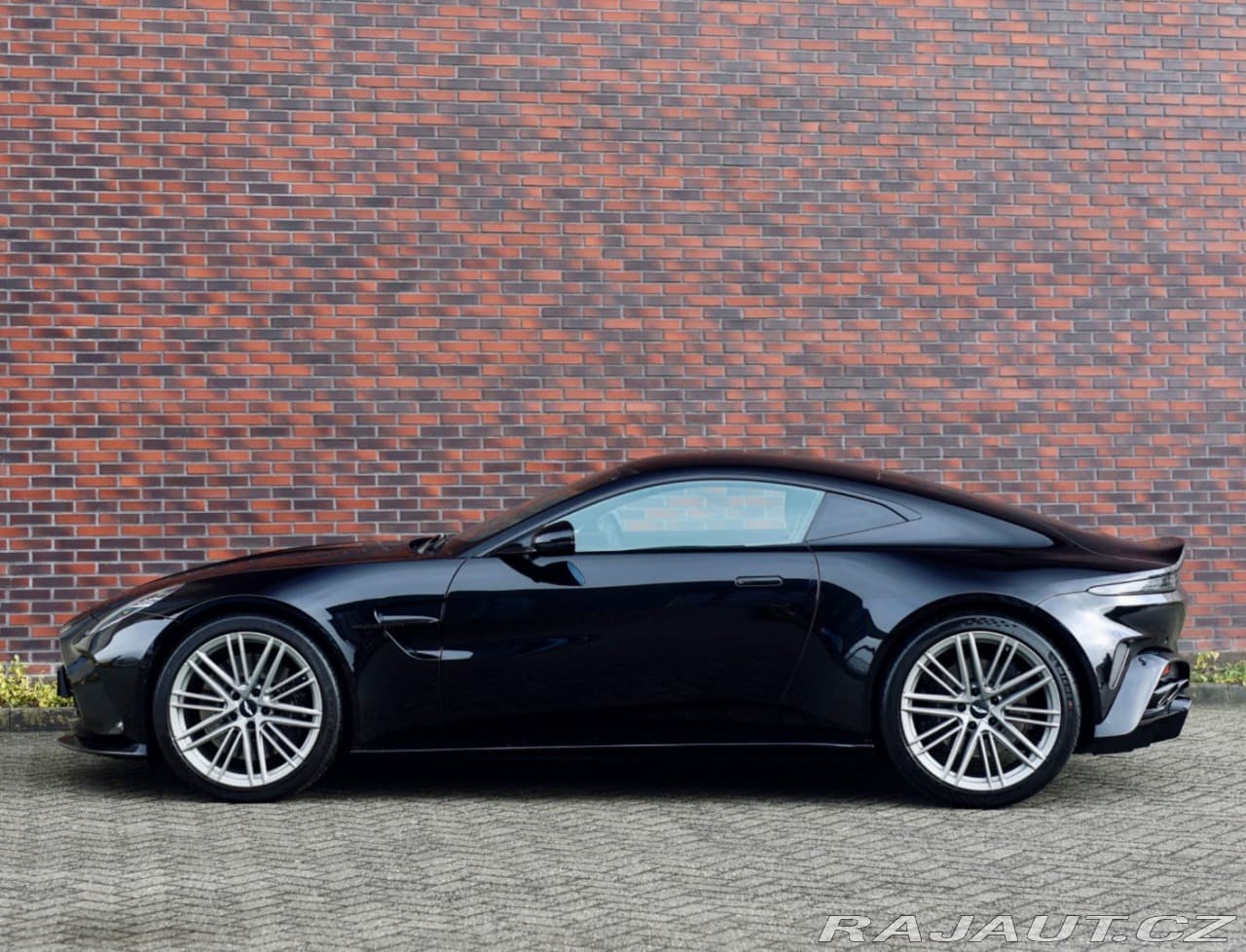 2025 Aston Martin V8 Vantage - 12