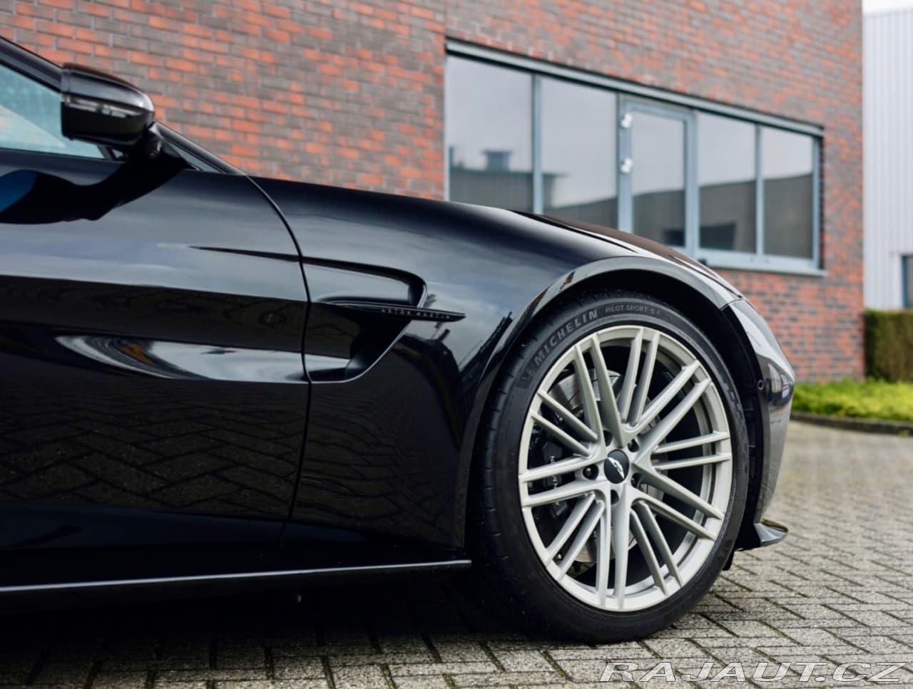 2025 Aston Martin V8 Vantage - 16