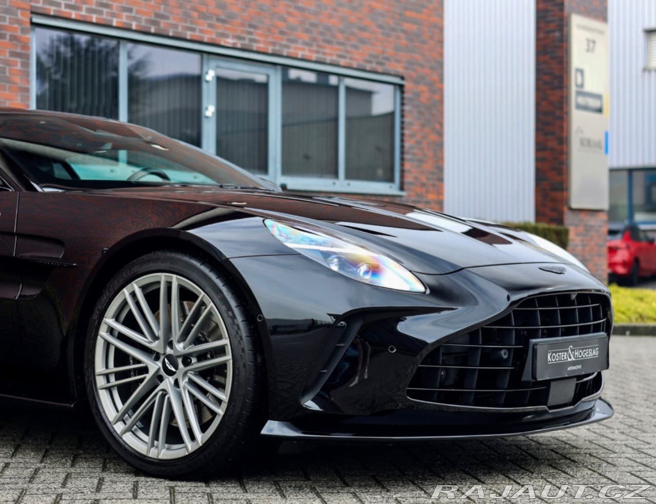 2025 Aston Martin V8 Vantage - 5