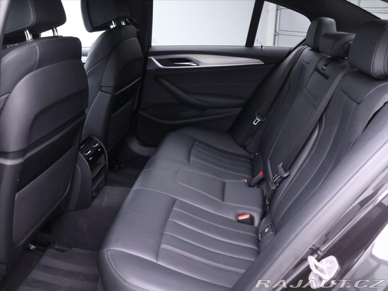 2022 BMW 5-Series - 16