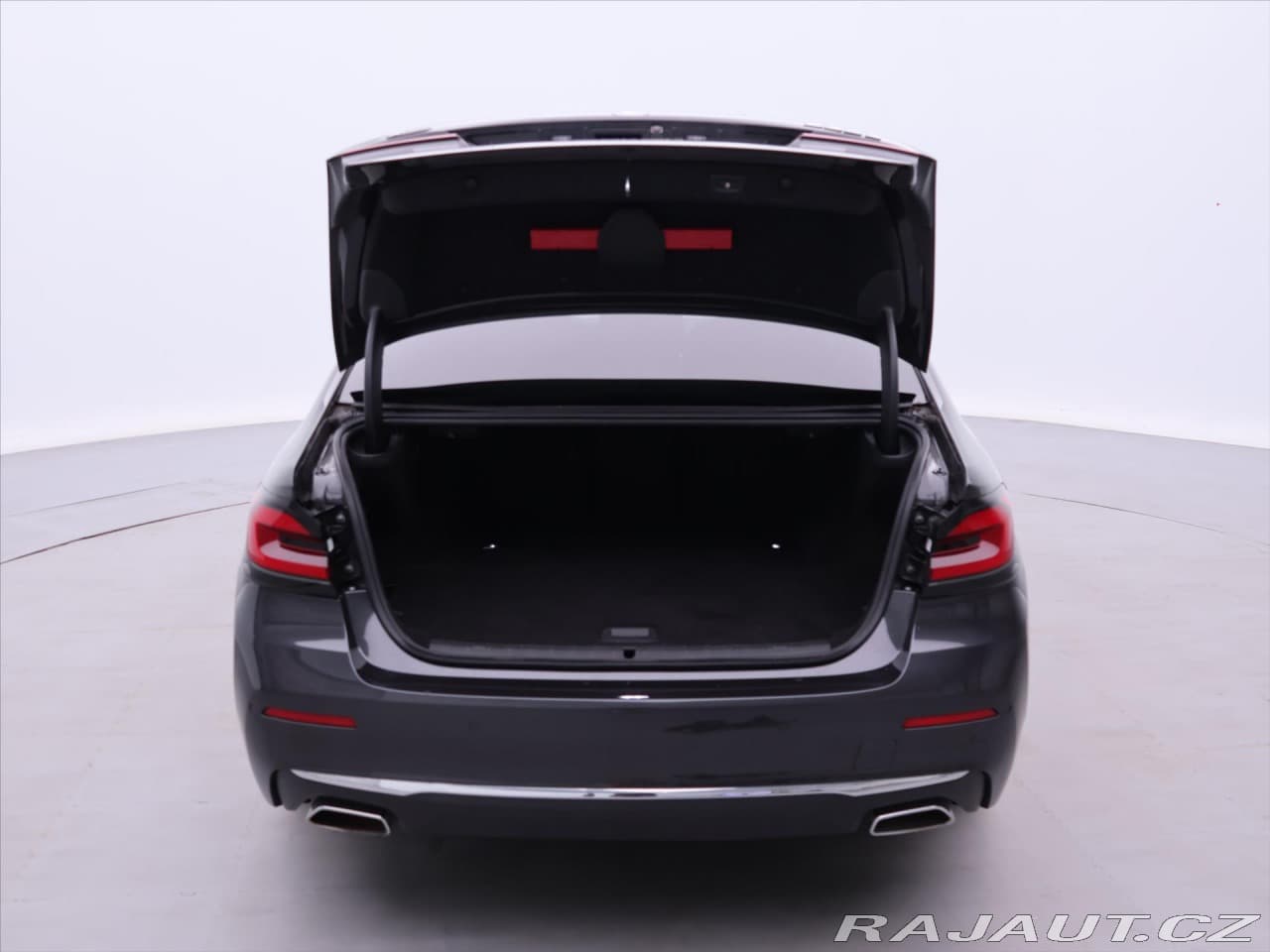 2022 BMW 5-Series - 9