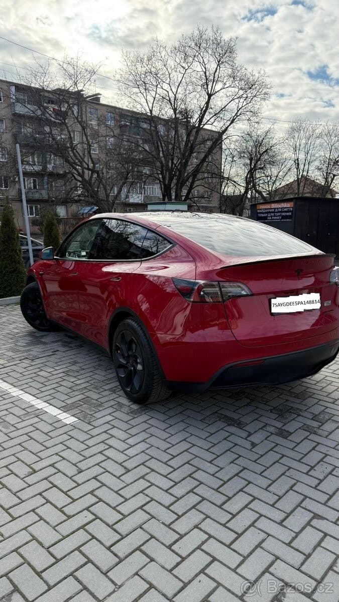 2023 Tesla Model Y - 9