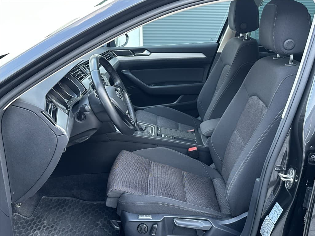 2018 Volkswagen Passat - 11