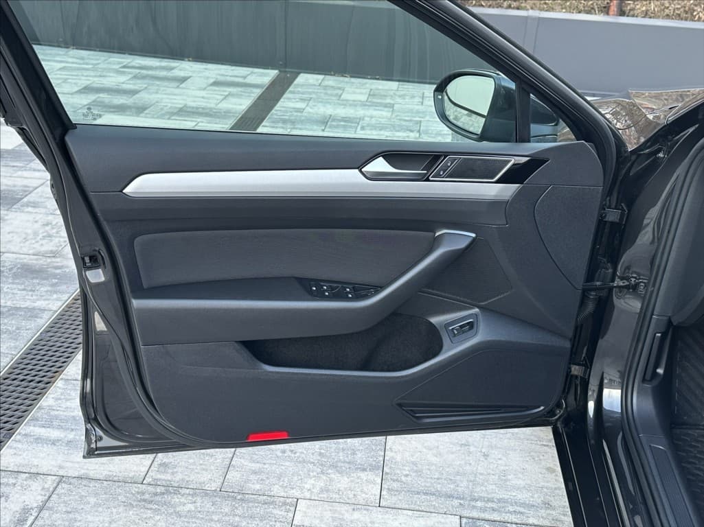 2018 Volkswagen Passat - 12