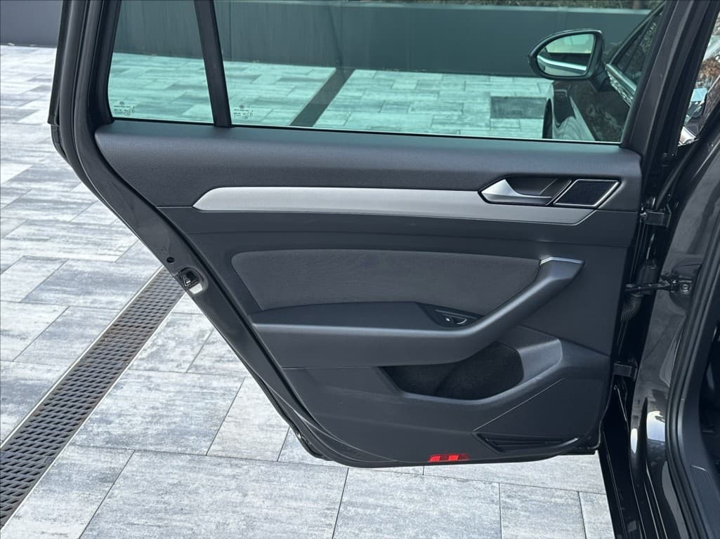 2018 Volkswagen Passat - 14