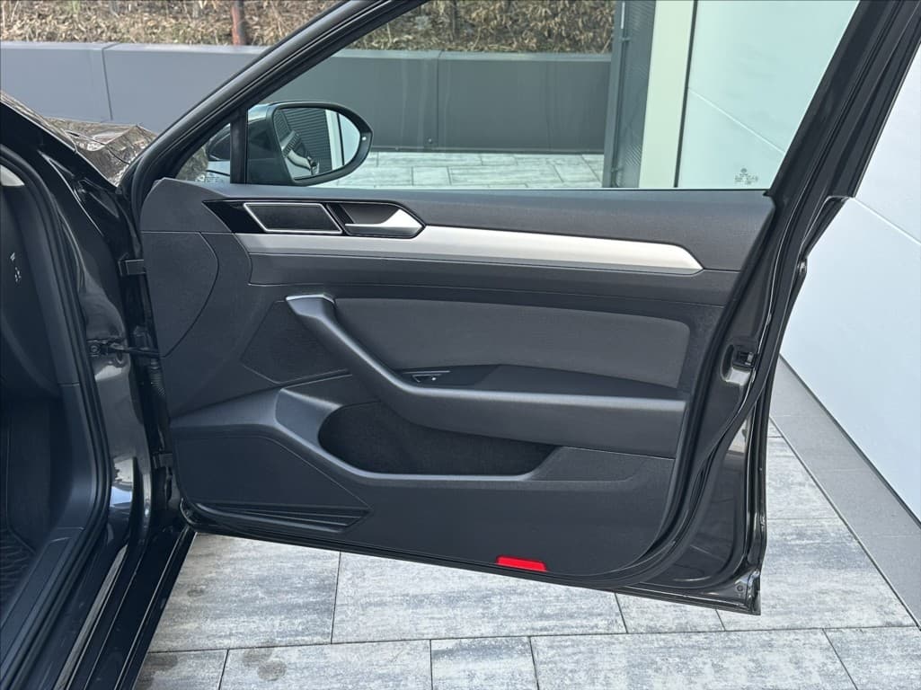 2018 Volkswagen Passat - 17