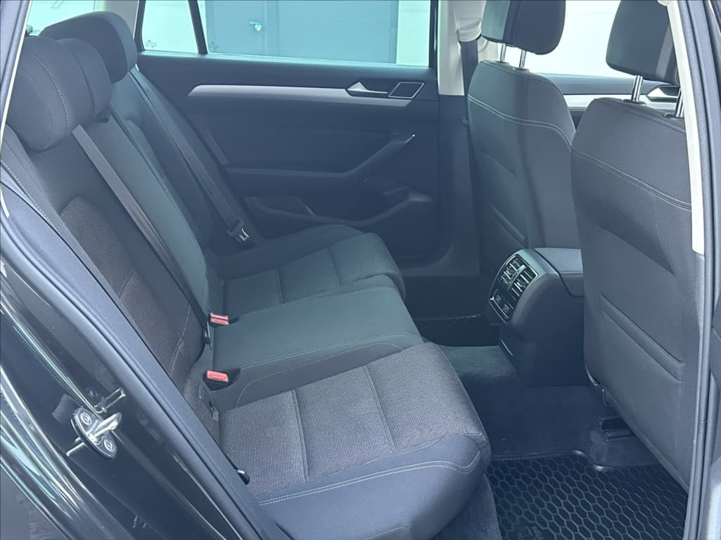 2018 Volkswagen Passat - 18