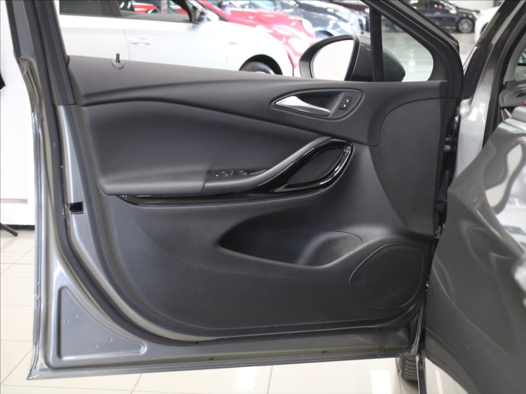 2020 Opel Astra - 16