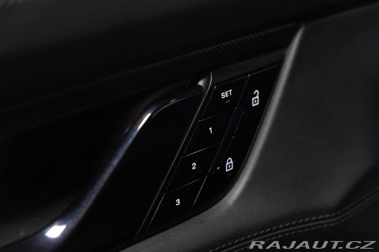 2020 Porsche Taycan - 12