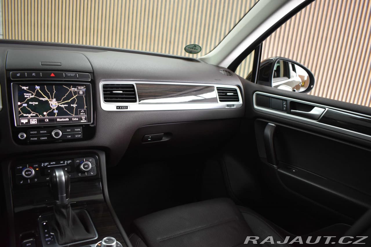 2015 Volkswagen Touareg - 10