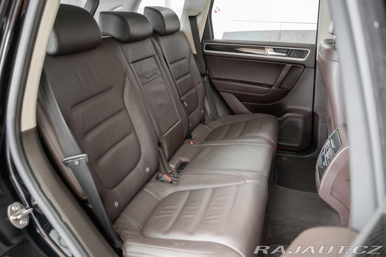 2015 Volkswagen Touareg - 14