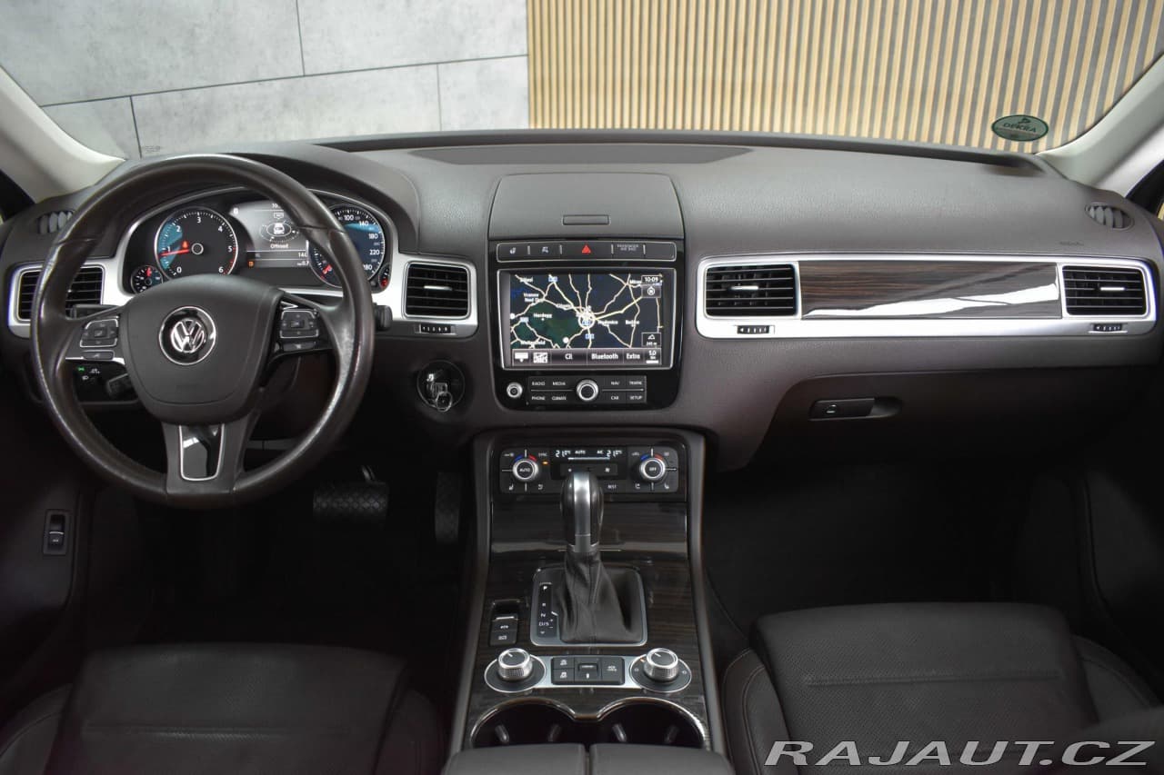 2015 Volkswagen Touareg - 8