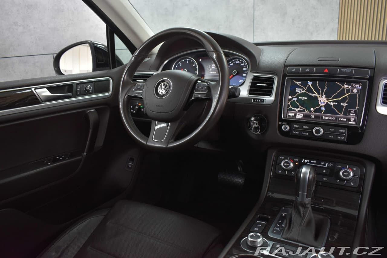 2015 Volkswagen Touareg - 9