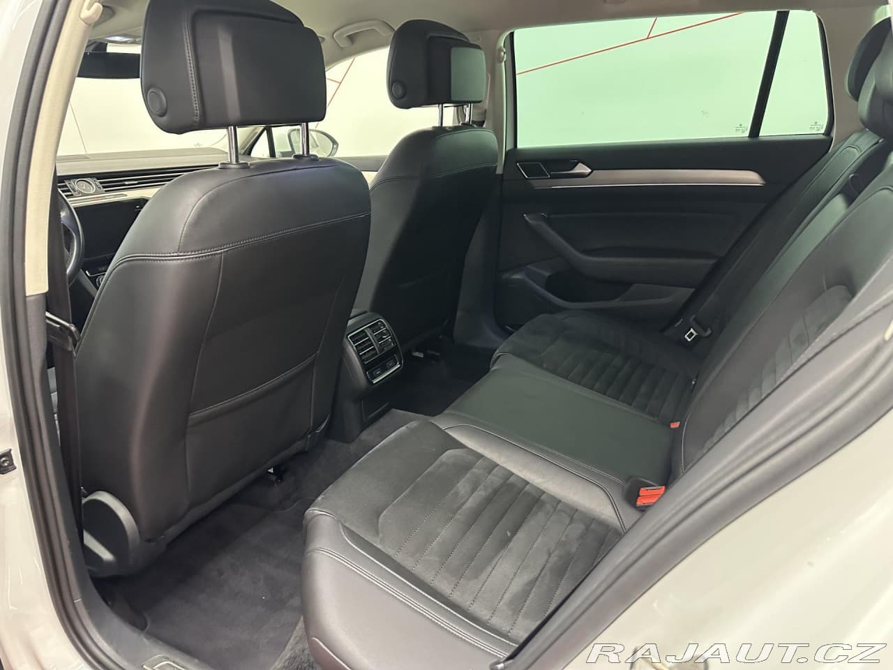 2019 Volkswagen Passat - 12