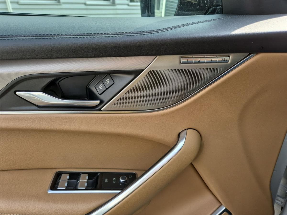 2021 Jaguar F-PACE - 18
