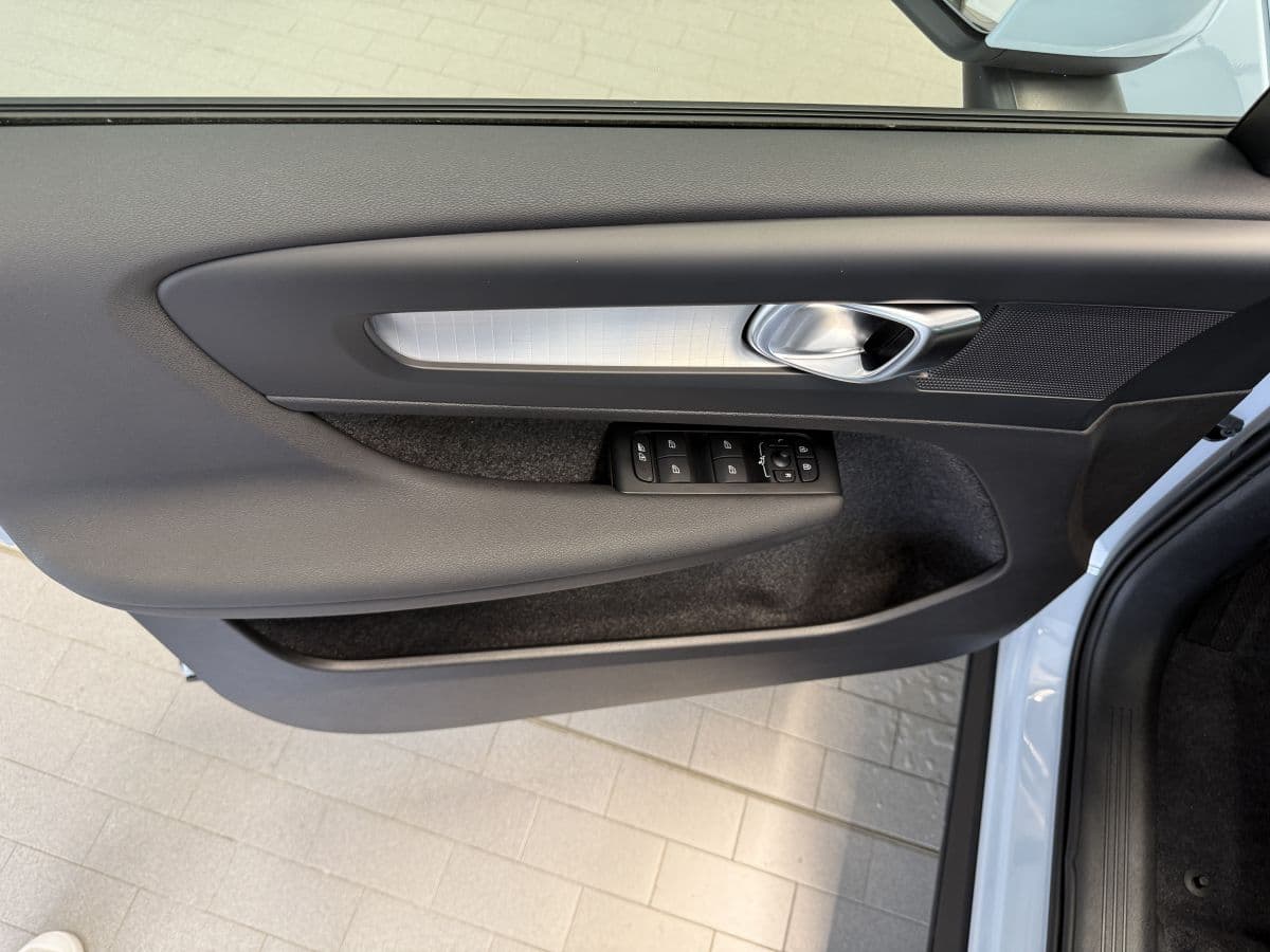2026 Volvo XC40 - 11