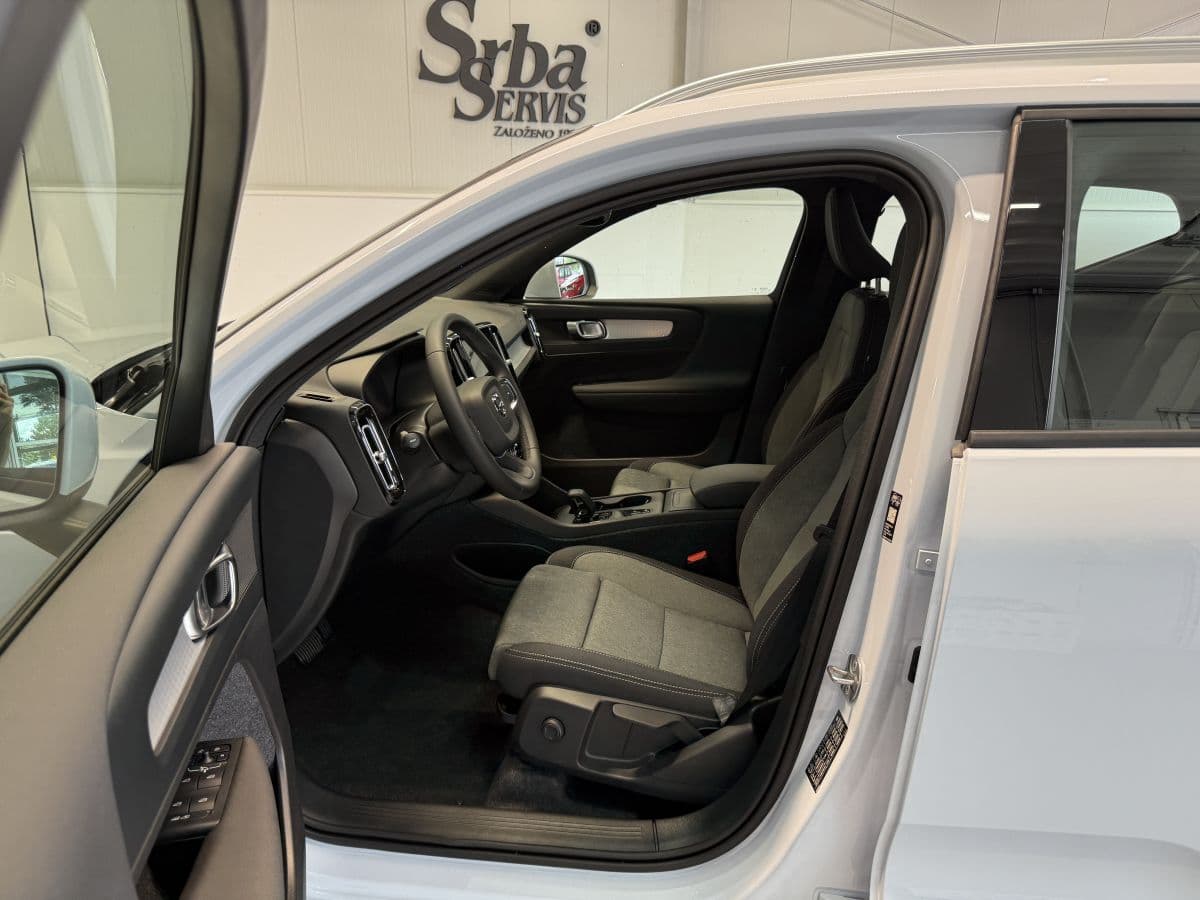 2026 Volvo XC40 - 12