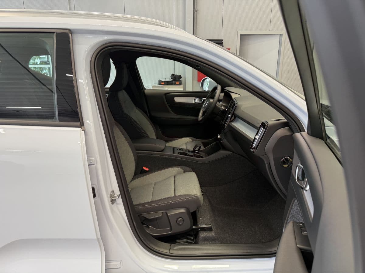 2026 Volvo XC40 - 13