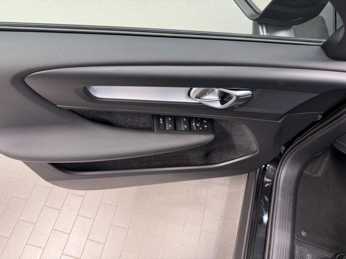 2026 Volvo XC40 - 14