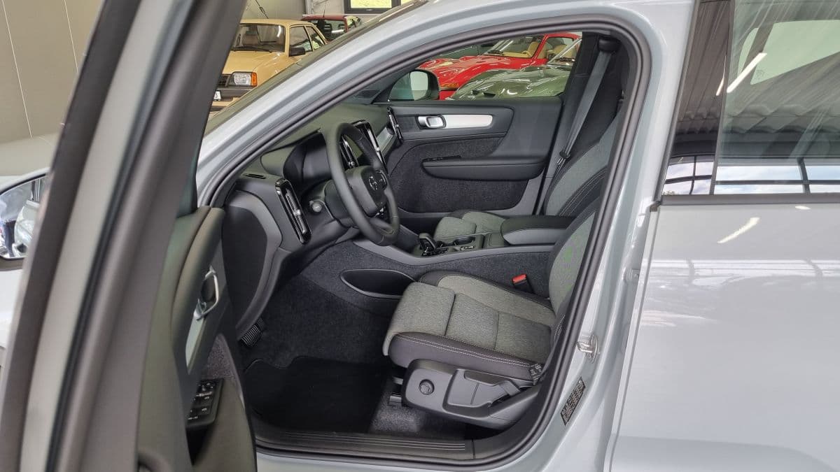 2026 Volvo XC40 - 14