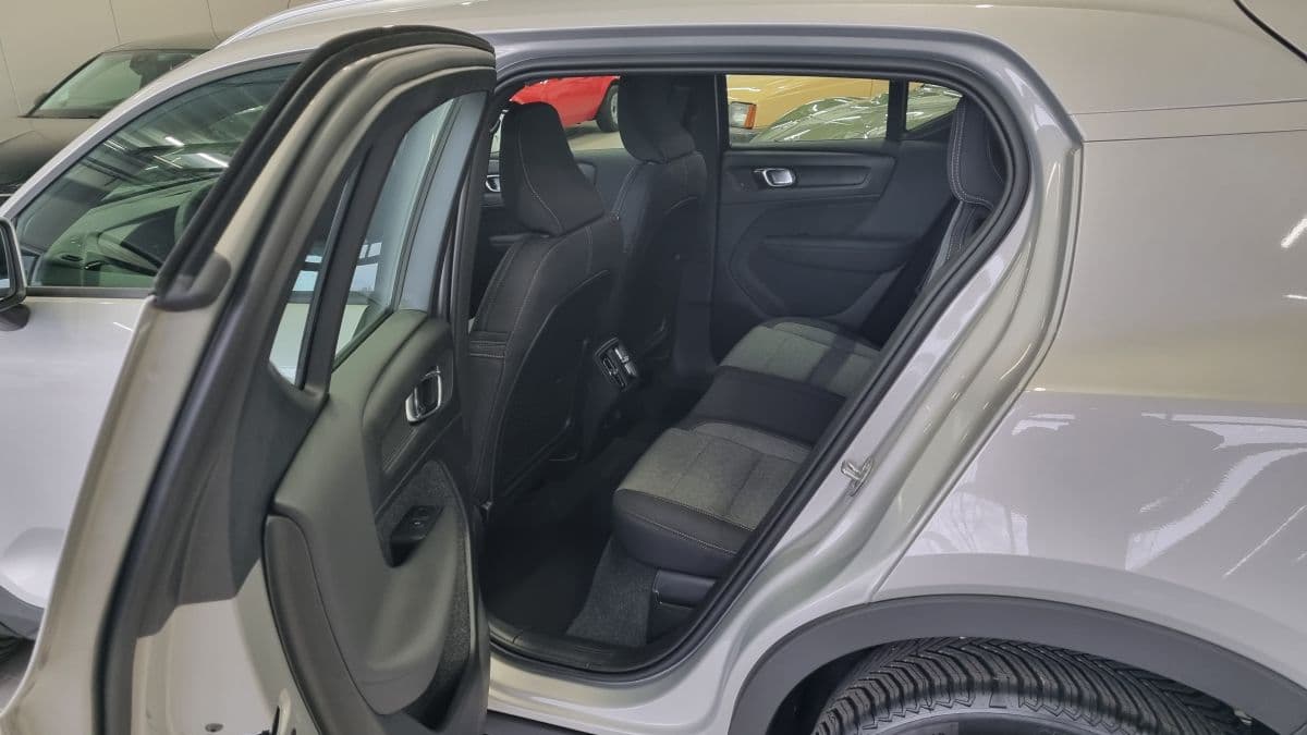 2026 Volvo XC40 - 13