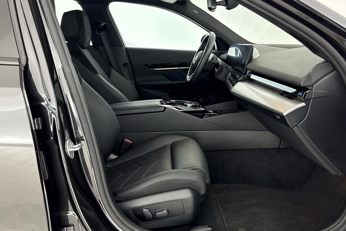 2025 BMW 5-SERIES - 12