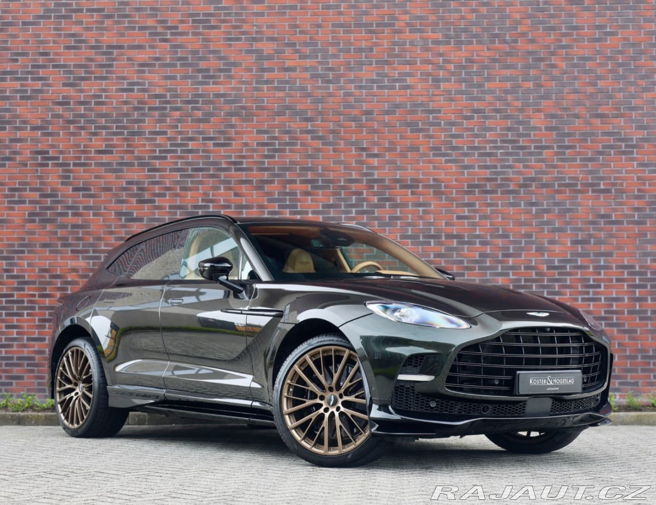 2025 Aston Martin DBX